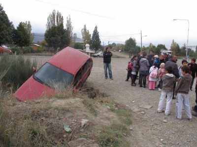 Mujer atropell� y fractur� a�n m�s a un hombre que caminaba en muletas