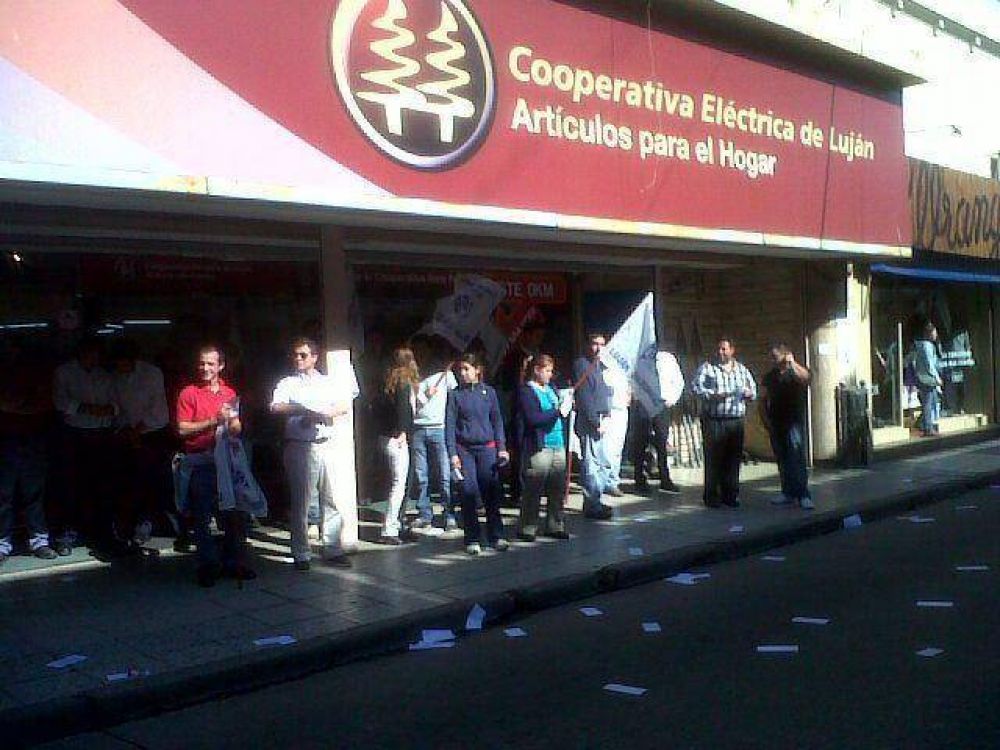 Manifestacin en la puerta de la seccin Articulos para el Hogar de la Cooperativa Elctrica