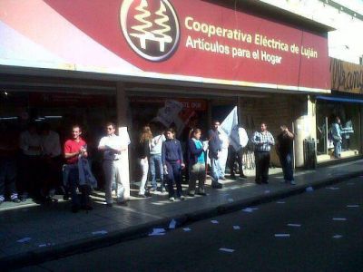 Manifestaci�n en la puerta de la secci�n Articulos para el Hogar de la Cooperativa El�ctrica