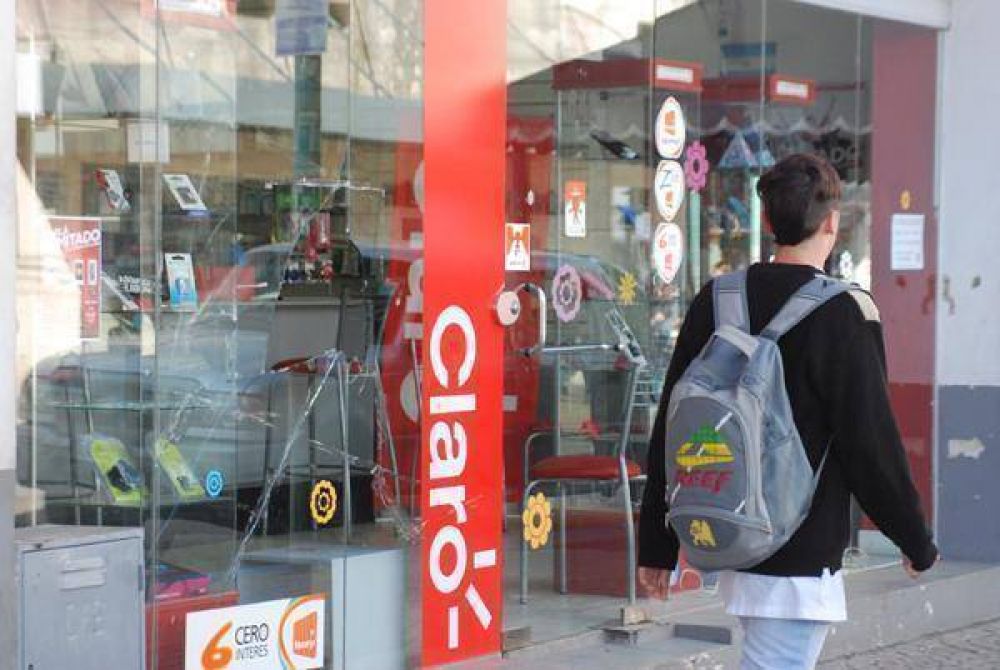 Provocaron destrozos en un local comercial
