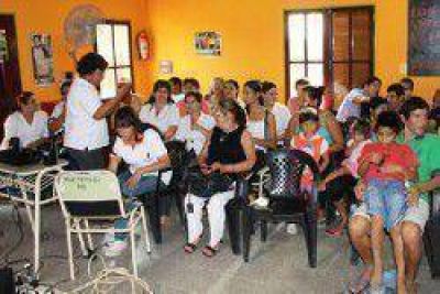 Charla sobre enfermedades de transmisi�n sexual en el barrio 13 de Diciembre