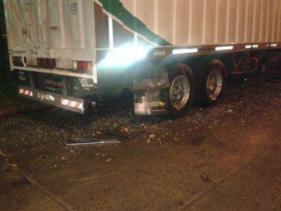 Un auto se meti� debajo de un cami�n en la plaza Moreno 