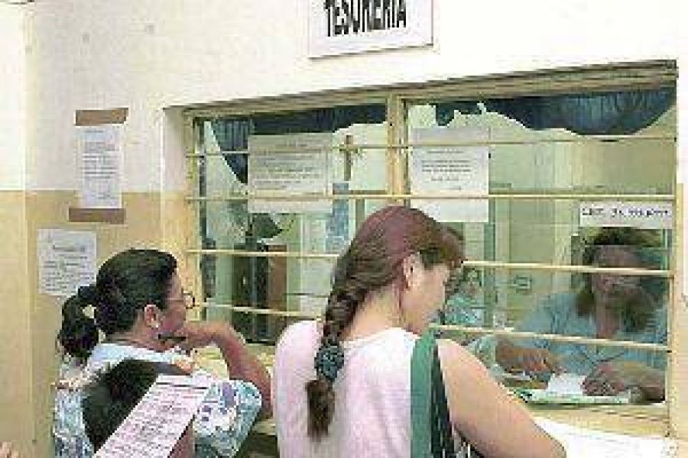 El Consejo de Educaci�n cit� con urgencia a docentes