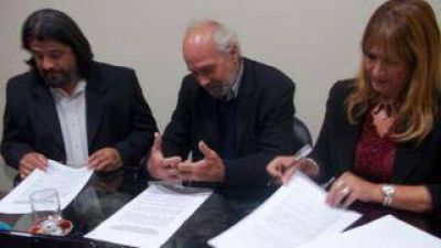 Firmaron un convenio interministerial de asistencia en las escuelas
