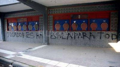 Graves amenazas a jugadores y directivos tatengues en las paredes de Uni�n