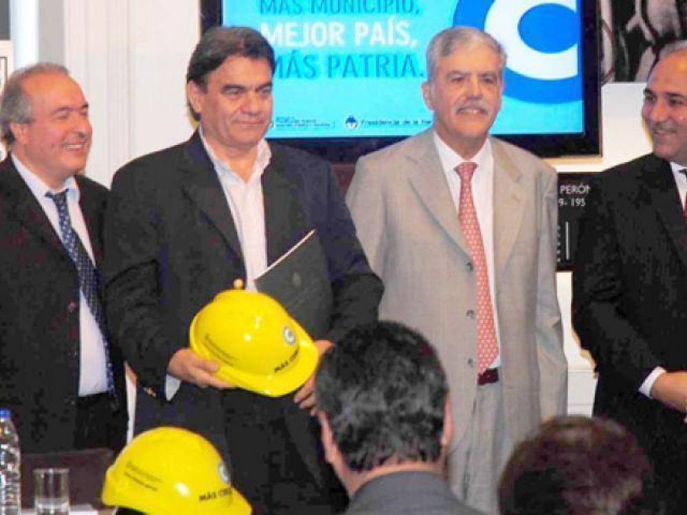 Entrega de fondos para el inicio de obras