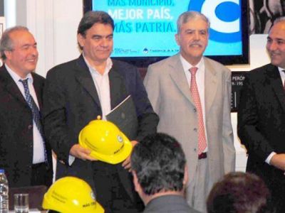 Entrega de fondos para el inicio de obras