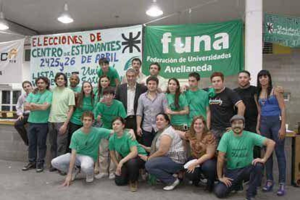 El Intendente Ferraresi particip� del cierre del acto electoral del centro de estudiantes de la UTN