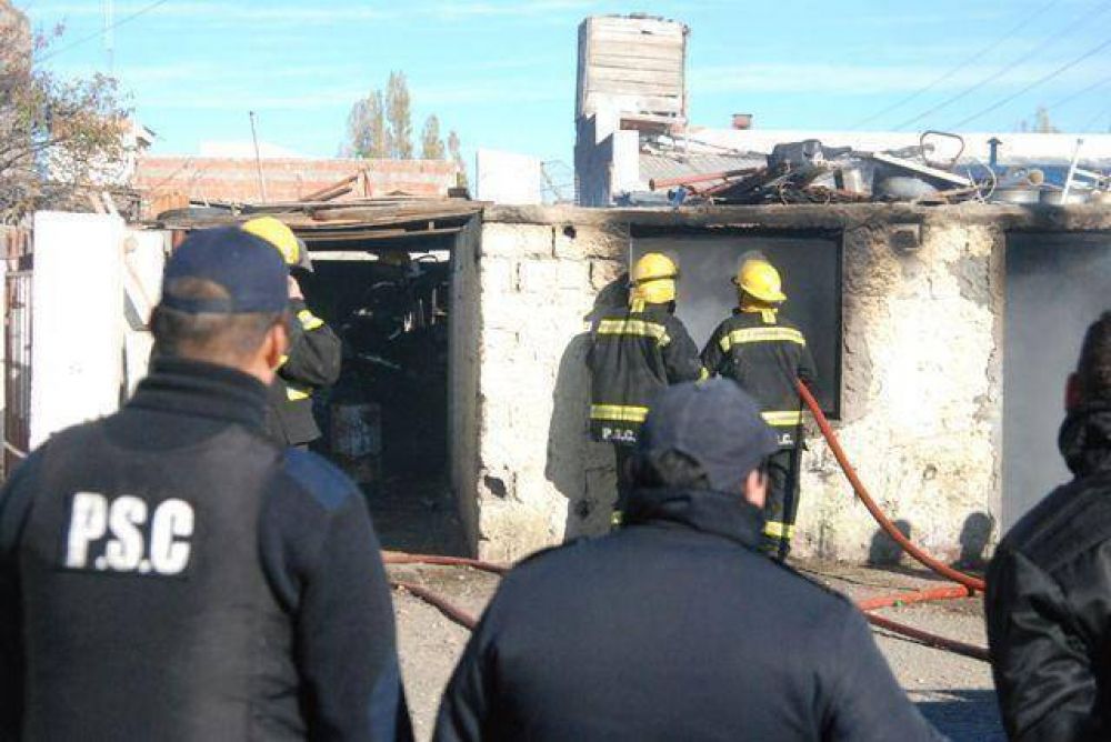 Incendio destruye bienes de una familia