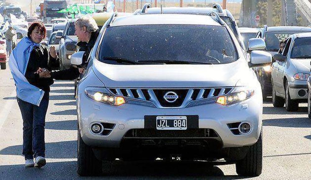 El Gobernador Peralta utiliza una camioneta Murano de Epsur, la empresa de L�zaro B�ez