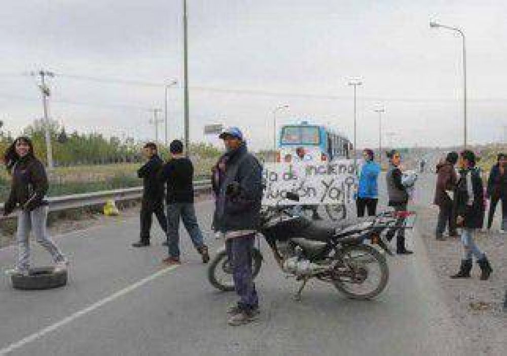 Bloqueo en la Ruta 7: "Si fuera por m�, ya la hubiera despejado", dijo Quiroga 