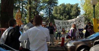 Urribarri se reuni� con los vecinos y anunci� la entrega de las 40 viviendas