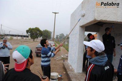 J�venes realizan tareas de mejoramiento en el Barrio El Progreso