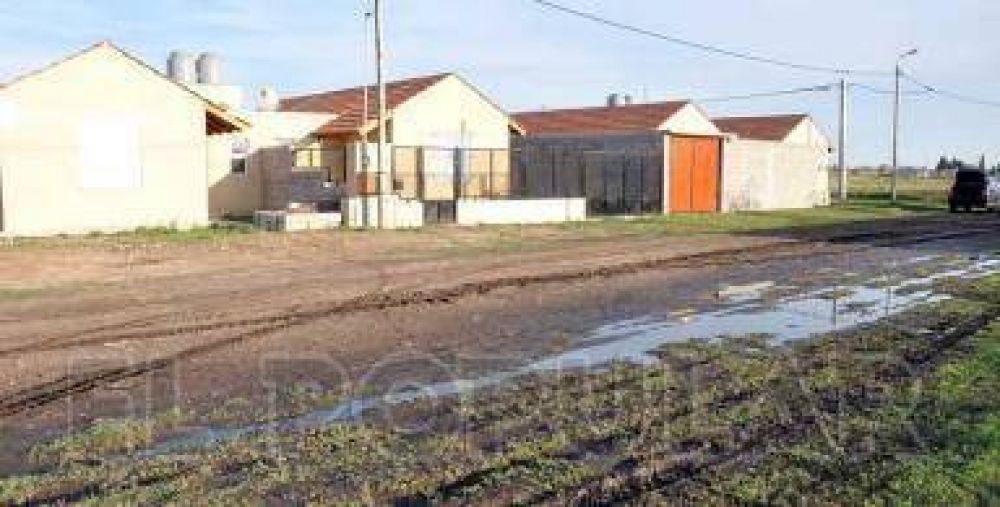 Vecinos del barrio Educadores reclaman por el mal estado de calles