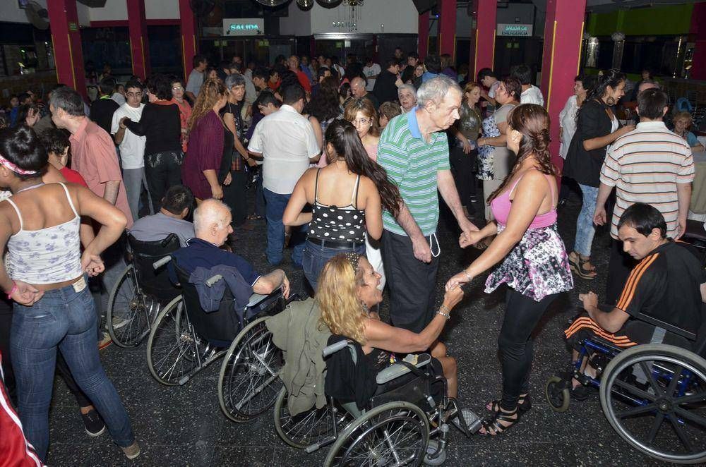 LAN�S - COMENZARON LOS BAILES POR LA INTEGRACI�N