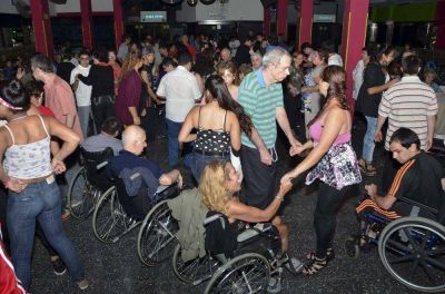 LAN�S - COMENZARON LOS BAILES POR LA INTEGRACI�N