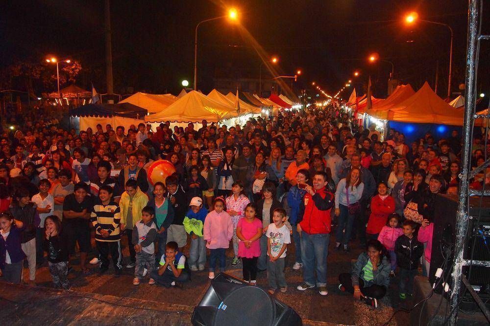 SAN MIGUEL - JOAQU�N DE LA TORRE VISIT� LA FERIA DE LAS COLECTIVIDADES EN EL BARRIO SAN JORGE