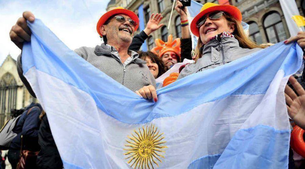 Banderas argentinas, fervor patriota y respeto republicano en la coronacin