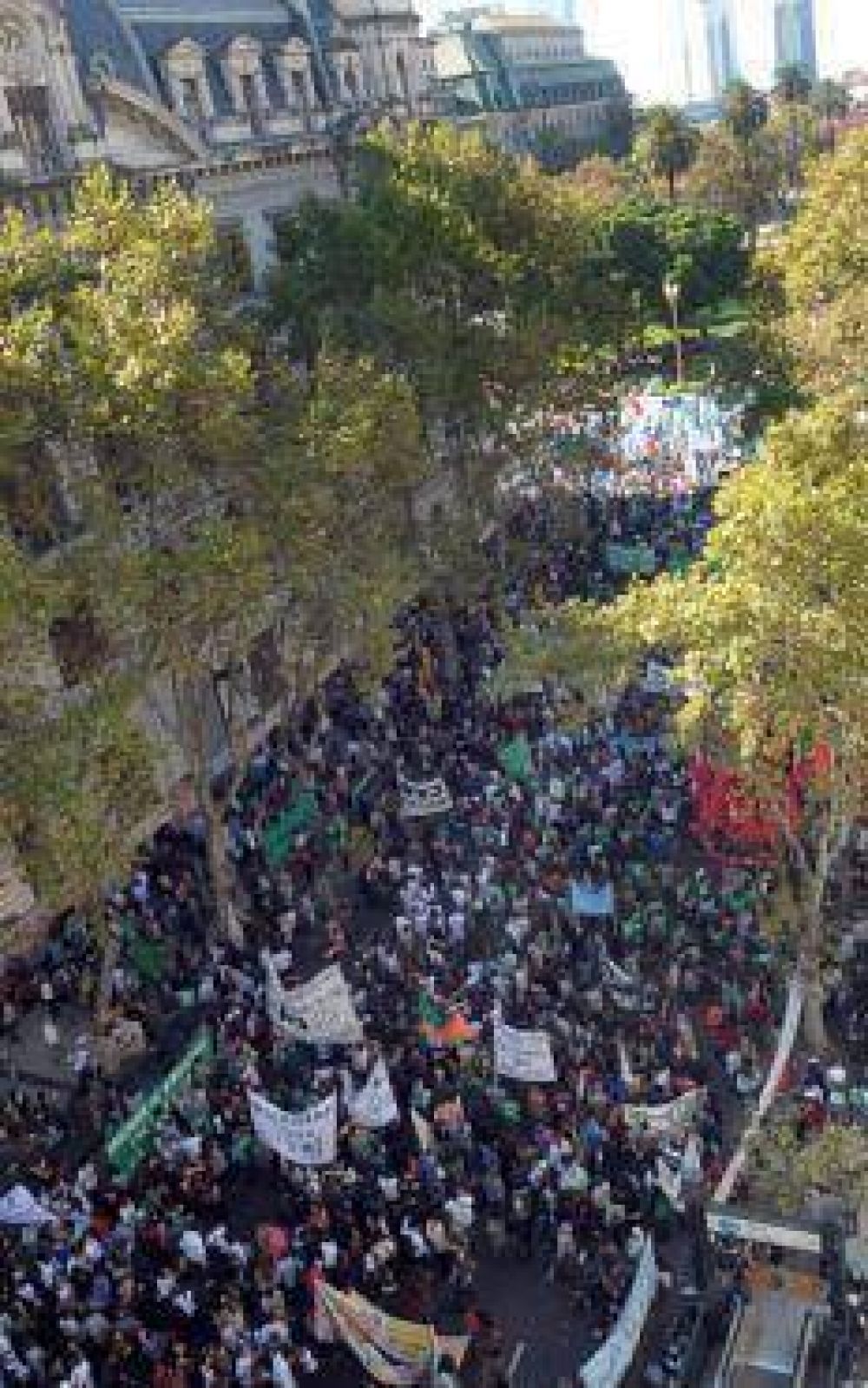 Multitudinaria marcha contra la represi�n en el Borda