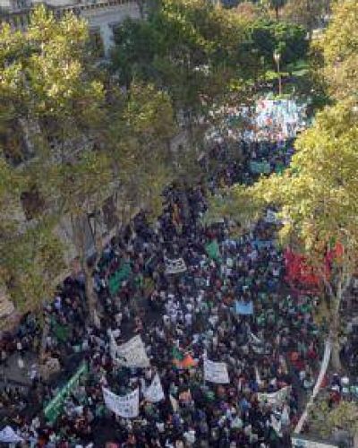 Multitudinaria marcha contra la represi�n en el Borda