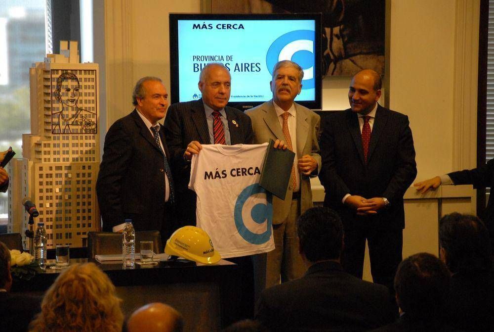 Regueiro firm� convenios por m�s obras 