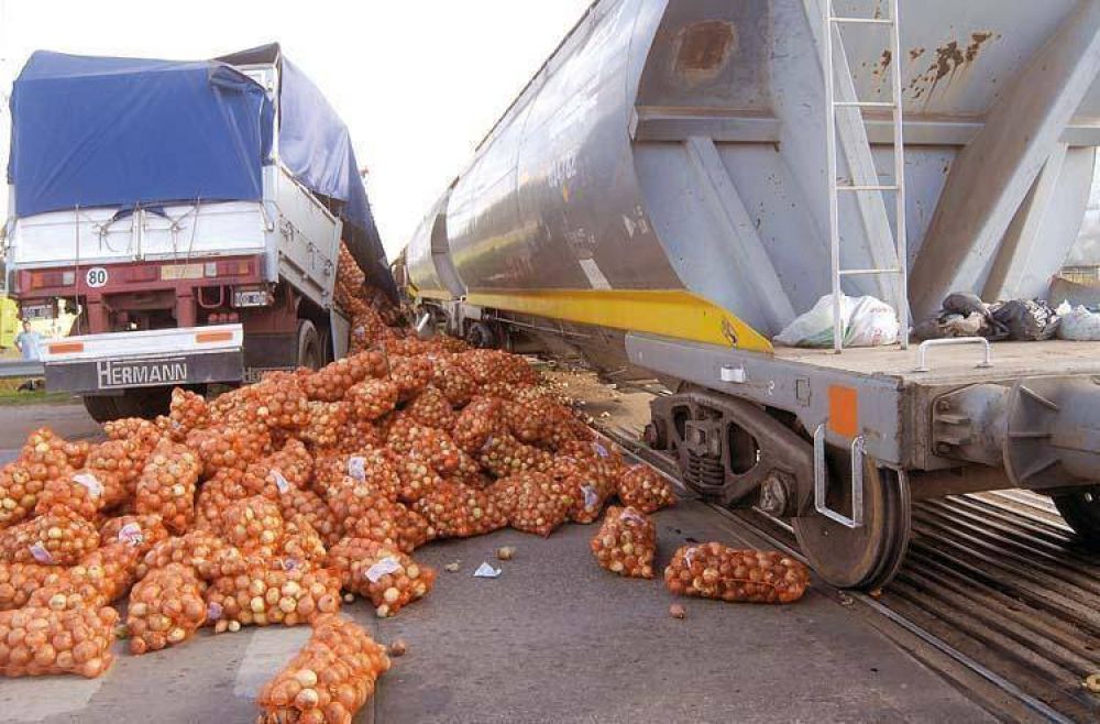Un cami�n fue arrollado por un convoy de carga