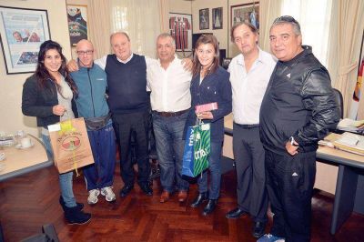 El Intendente N�stor Di Pierro recibi� a la campeona de Mar�a Fern�ndez