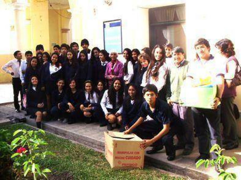 Estudiantes entregaron donaci�n a maternidad