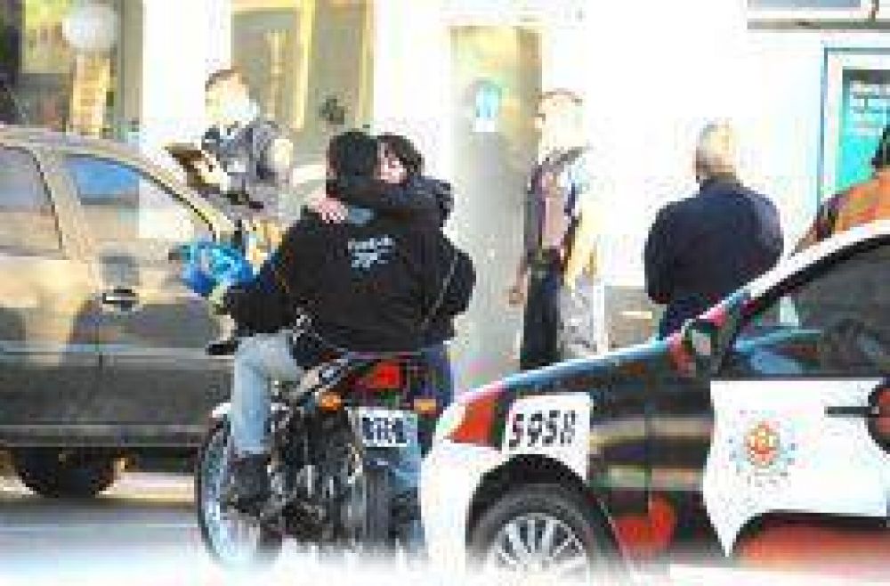 Lo hallaron muerto en el ba�o de una estaci�n de servicios