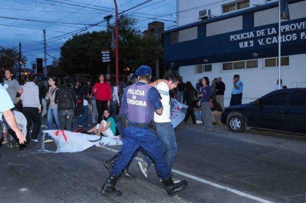 Carlos Paz: Fueron repudiados los polic�as por brutal represi�n
