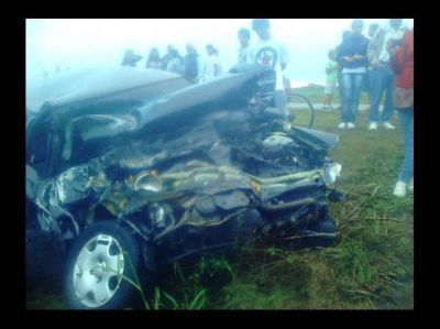 Una pareja result� herida en un violento accidente en Santa Elena