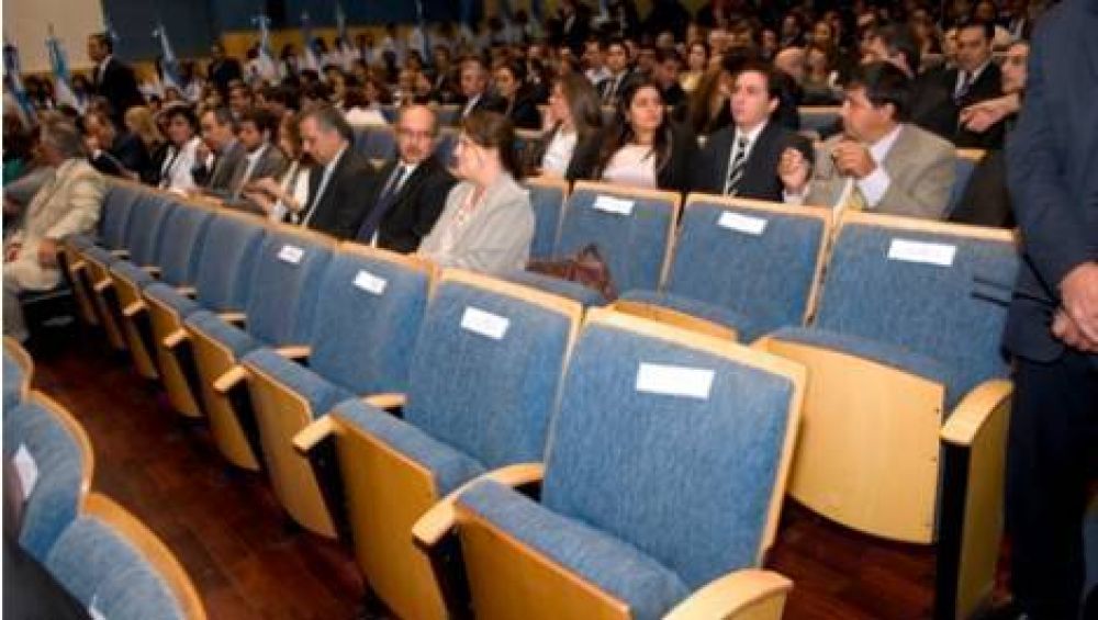El oficialismo repudi� el faltazo de los senadores del Frente C�vico