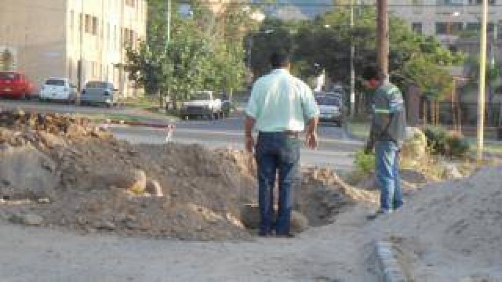 Ejecutan obras de cloacas y agua potable