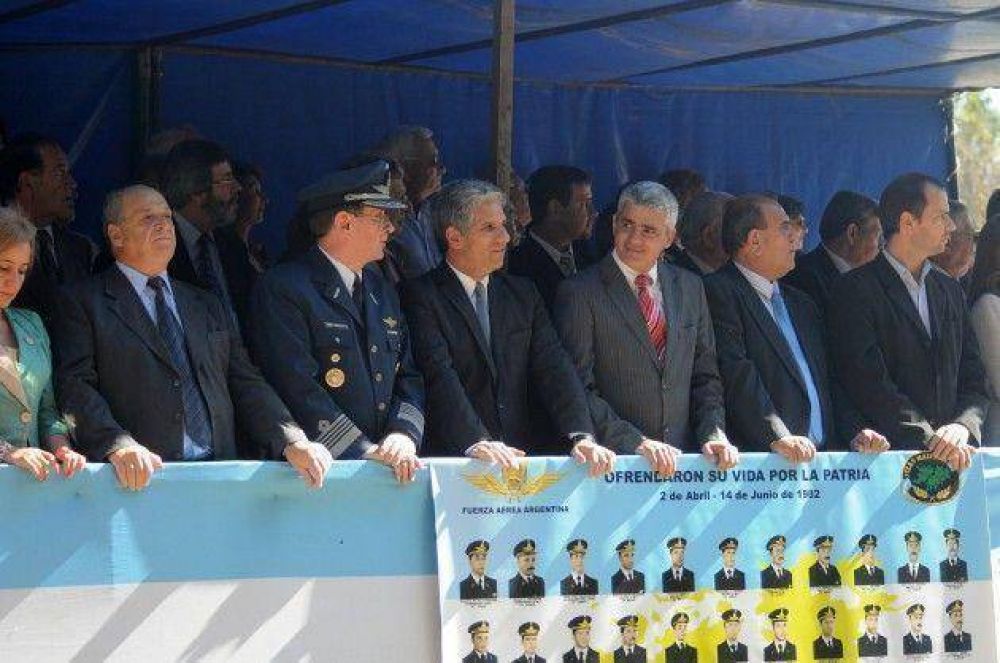 Poggi particip� de un homenaje a ca�dos en Malvinas