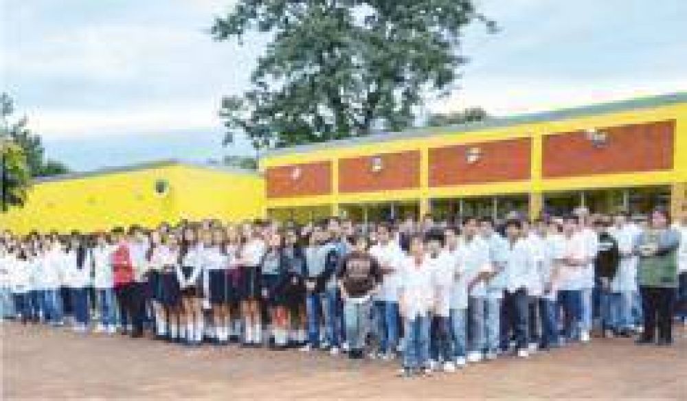 La Escuela de Comercio N3 y la Escuela Normal de Apstoles recibieron financiamiento del INET