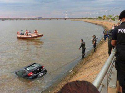 Aprend�a a conducir en la Costanera de Posadas y termin� en el r�o Paran�