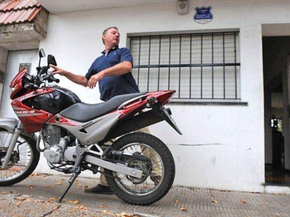 Ladrones armados le robaron la moto y 50 mil pesos al llegar a su casa