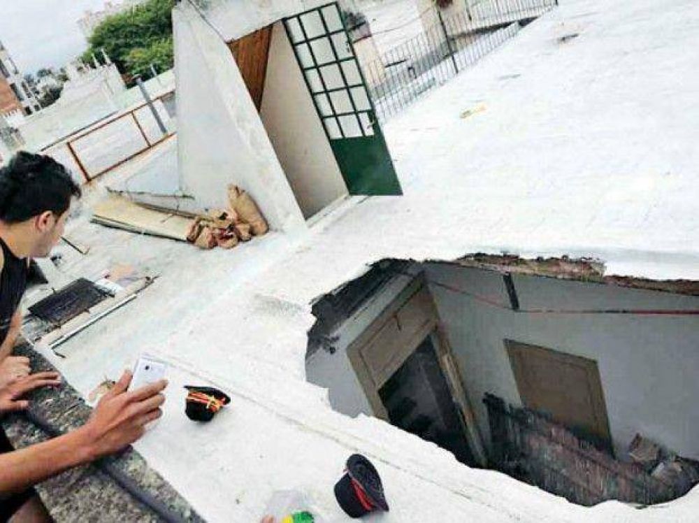 Se desplom� un techo y quince personas cayeron al piso de abajo