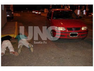 Apresaron a dos menores de 14 y 17 a�os que robaron un auto en Felicia
