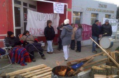 Jubilados se encadenaron y profundizan la protesta