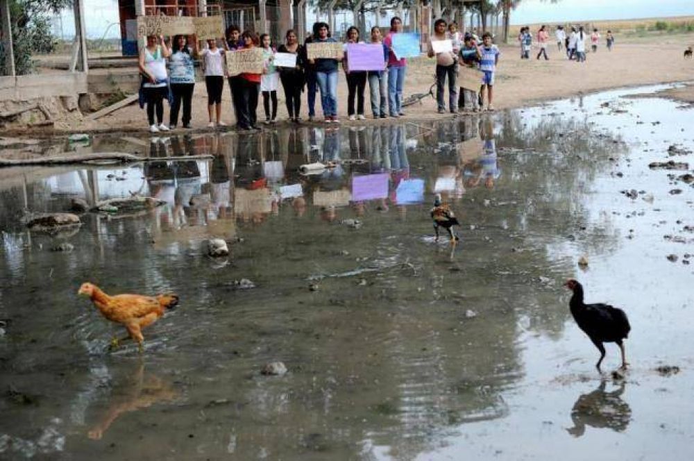 El centro del pueblo es una laguna formada por una p�rdida que lleva 50 a�os