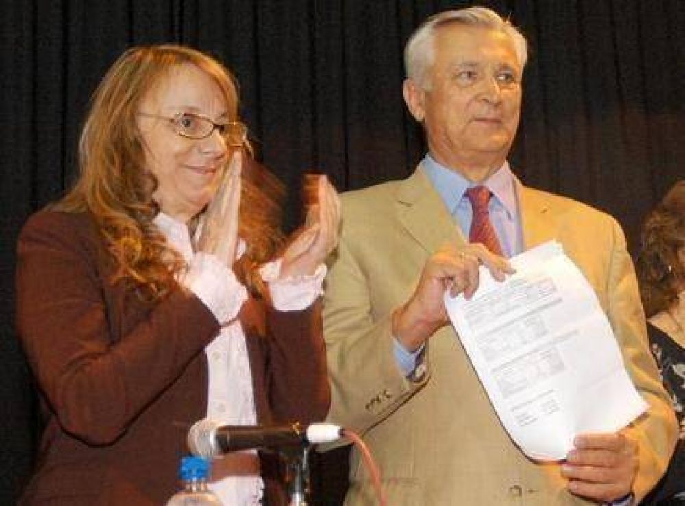 Alicia Kirchner y Ricardo Ivoskus entregaron subsidios y pensiones