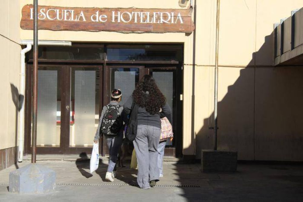 Ordenan al CPE garantizar los talleres en la Escuela de Hoteler�a