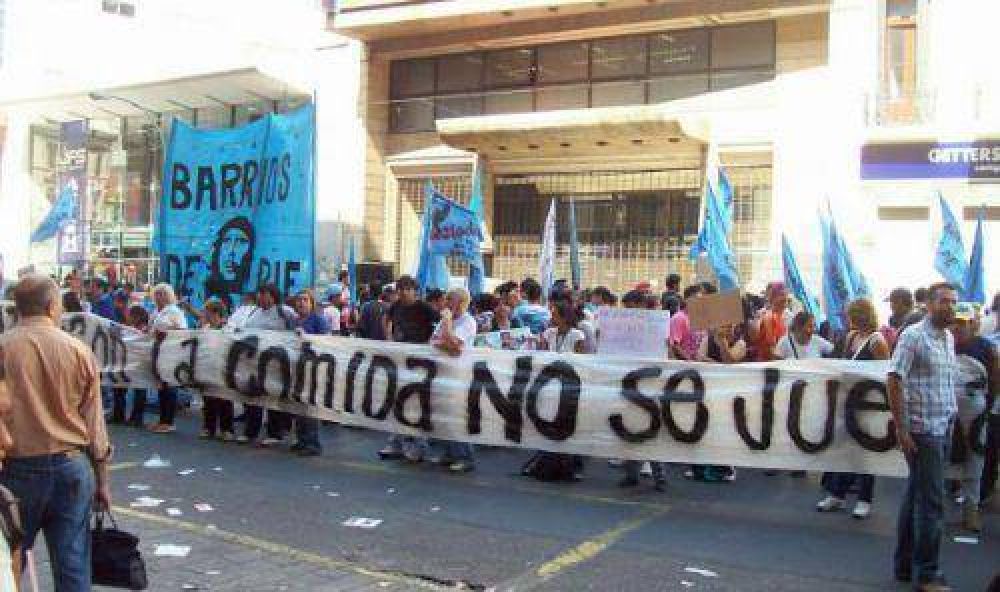 Marchan para que el municipio provea a comedores