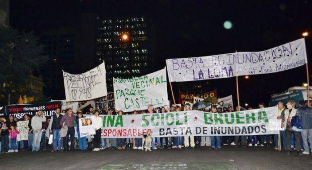 Asambleas barriales marcharon al Municipio y a Gobernaci�n al cumplirse un mes de la Inundaci�n