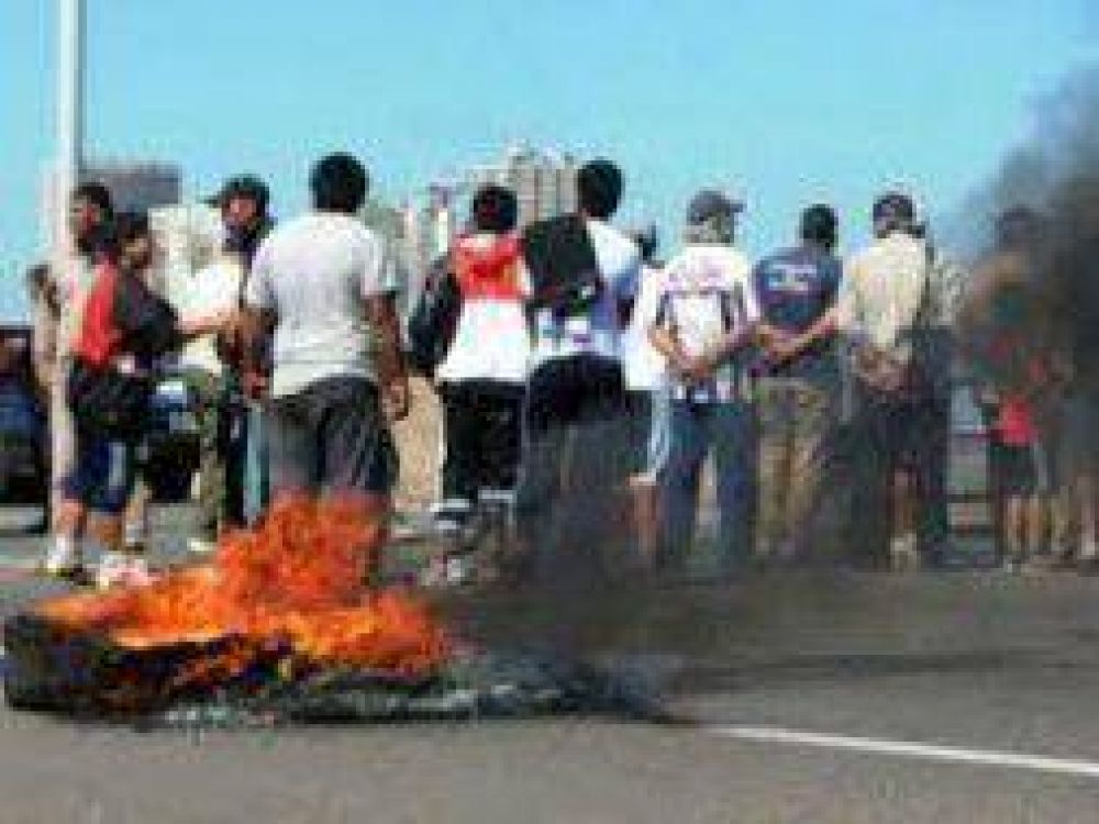 Inundaci�n en La Plata: Movimientos sociales cortan autopista