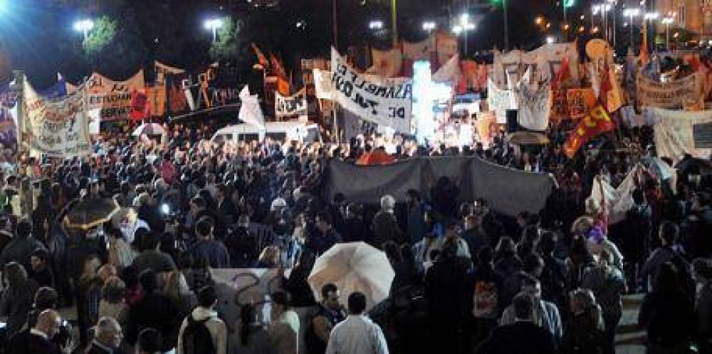 Miles de personas salieron a la calle para que se vaya Bruera