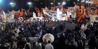 Miles de personas salieron a la calle para que se vaya Bruera