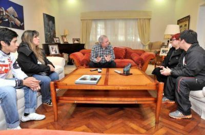 El gobernador entreg� aportes a deportistas para los juegos EPADE