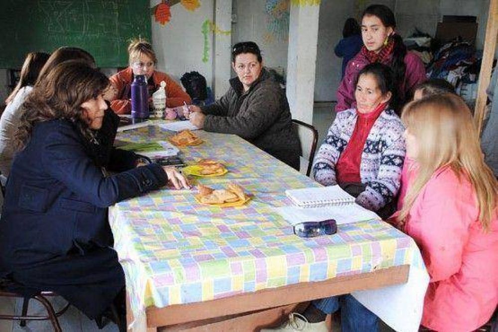 Autoridades de Educaci�n visitaron la Asociaci�n de Padres del Barrio San Benito